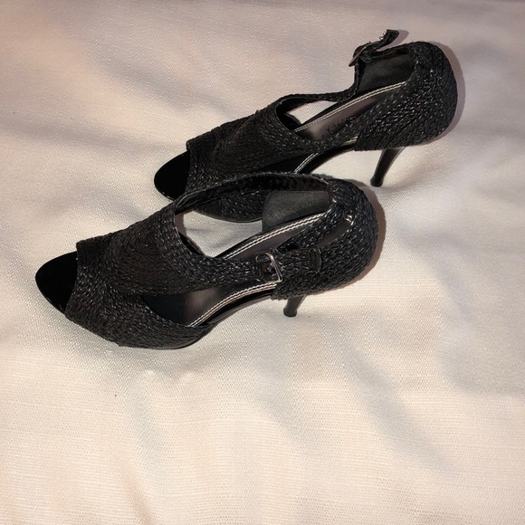 WhiteHouse/BlackMarket Black Straw Stilettos Size7 - Picture 3 of 4